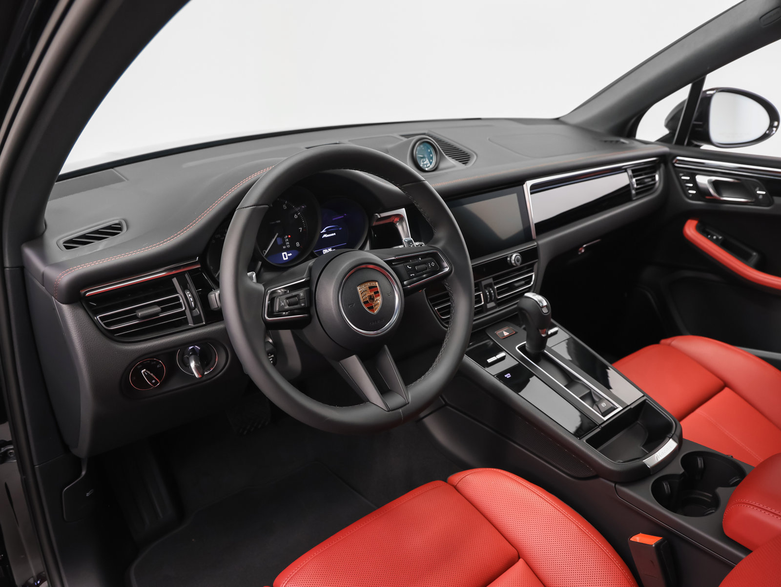 Certified 2026 Porsche Macan AWD/4WD image 4