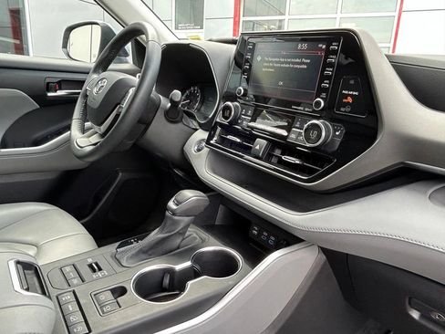 Used 2022 Toyota Highlander XLE AWD/4WD image 42