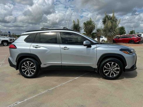 Used 2024 Toyota Corolla Cross SE image 2