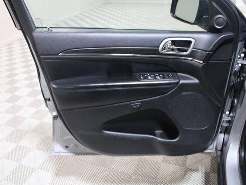 Used 2019 Jeep Grand Cherokee Limited AWD/4WD image 16