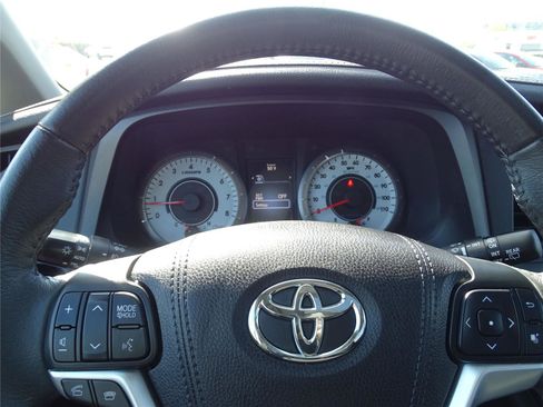 Used 2017 Toyota Sienna SE w/ SE Preferred Package image 28