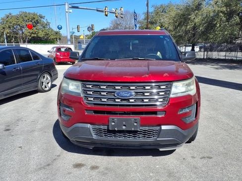 Used 2017 Ford Explorer FWD image 2