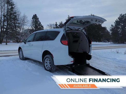 Used 2022 Chrysler Voyager LX image 1