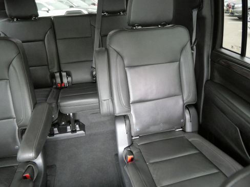 Used 2022 Chevrolet Suburban Z71 w/ Z71 Off-Road Package AWD/4WD image 14