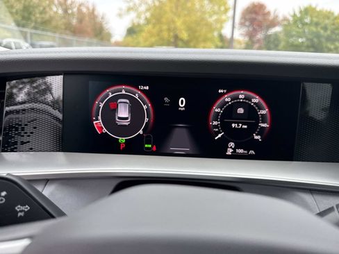 Used 2025 Volkswagen Tiguan SE image 23