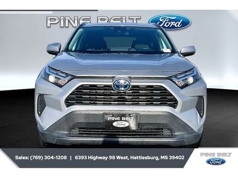 Used 2024 Toyota RAV4 XLE AWD/4WD image 3