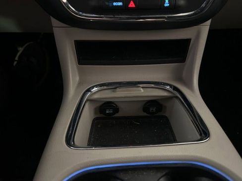 Used 2018 Dodge Grand Caravan SXT FWD image 25