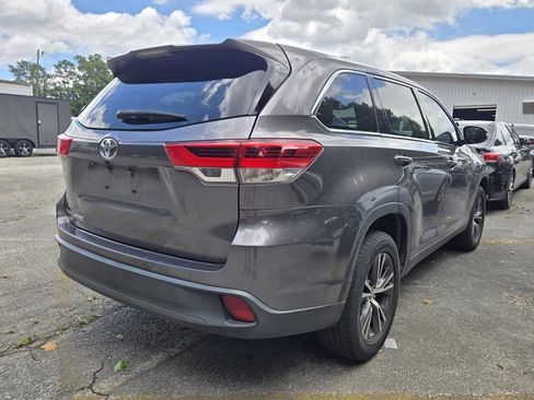 Used 2019 Toyota Highlander LE FWD image 2