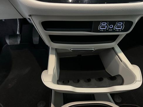 Used 2024 Chrysler Pacifica Touring-L image 15