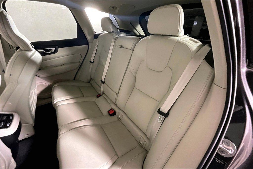 Used 2022 Volvo XC60 B5 Inscription w/ Advanced Package FWD image 25