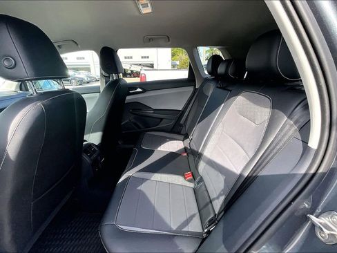 Certified 2022 Volkswagen Taos SE image 17