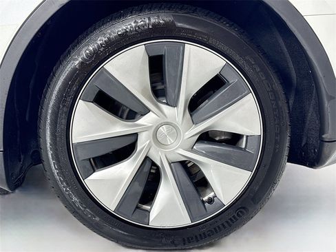 Used 2023 Tesla Model Y 2WD image 11