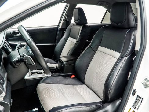 Used 2014 Toyota Camry SE image 25