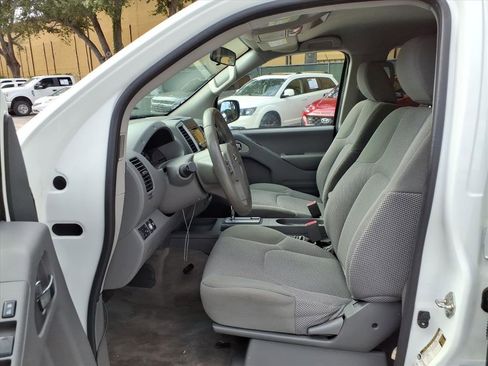 Used 2018 Nissan Frontier SV image 10