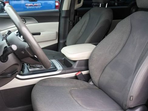 Used 2023 Kia Carnival LX FWD image 10