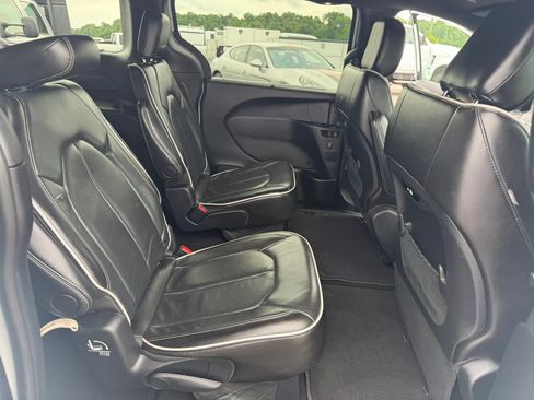 Used 2025 Chrysler Pacifica Limited FWD image 18
