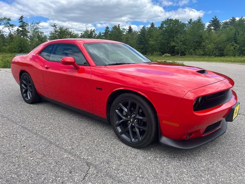 Used 2023 Dodge Challenger R/T RWD image 3