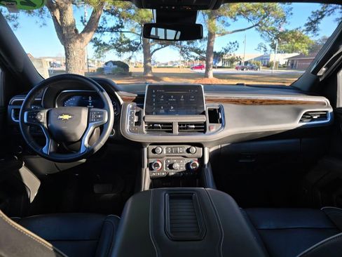 Used 2023 Chevrolet Suburban Premier image 12