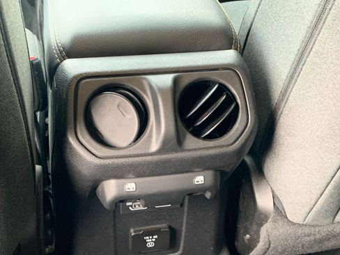 Used 2025 Jeep Wrangler Sahara image 23