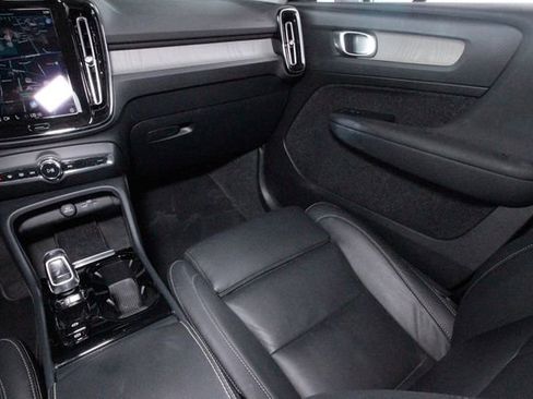 Certified 2025 Volvo XC40 B5 Core w/ Climate Package AWD/4WD image 9