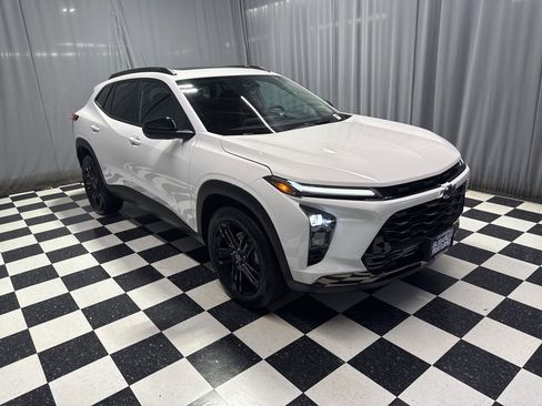 Used 2024 Chevrolet Trax ACTIV w/ Sunroof Package image 3