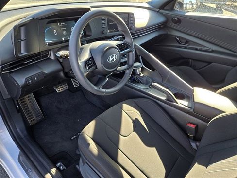 Used 2025 Hyundai Elantra Sport image 11