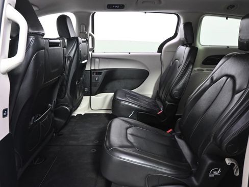 Used 2017 Chrysler Pacifica Touring-L Plus FWD image 22