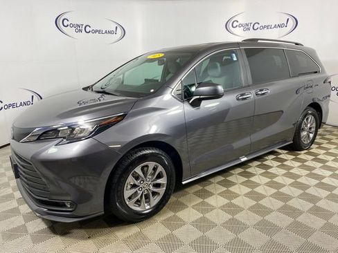 Used 2025 Toyota Sienna XLE FWD image 3