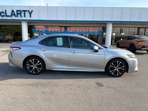Used 2020 Toyota Camry SE FWD image 3