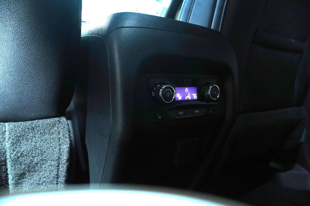 Used 2025 Chevrolet Traverse High Country AWD/4WD image 16