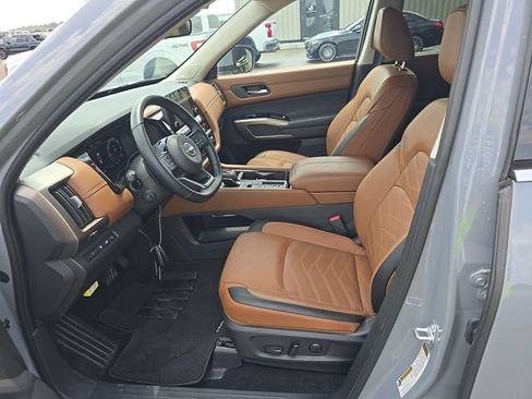 Certified 2025 Nissan Pathfinder Platinum w/ Cargo Package FWD image 7