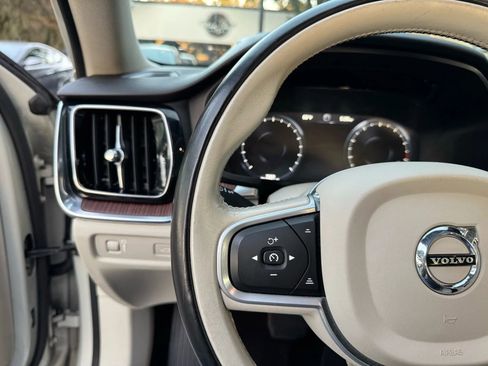 Used 2021 Volvo S60 T5 Momentum image 12