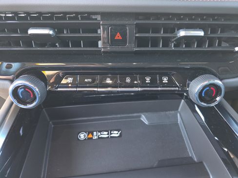 Used 2025 Chevrolet Suburban High Country image 25