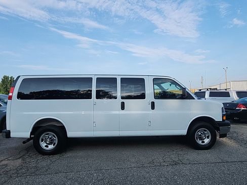 Used 2025 Chevrolet Express 3500 LT w/ LT Preferred Equipment Group RWD image 6