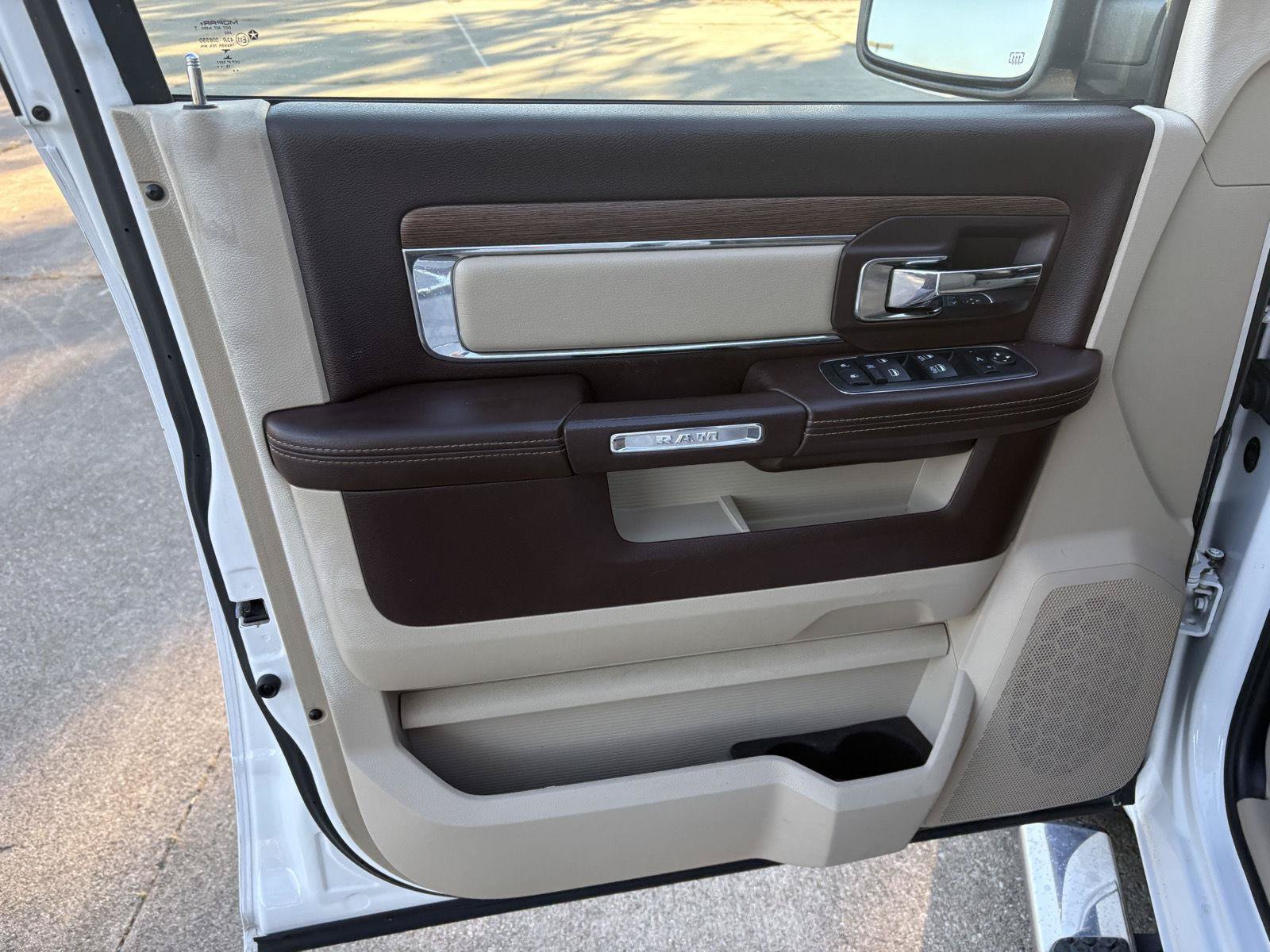 Used 2016 RAM 1500 Laramie w/ Convenience Group AWD/4WD image 3