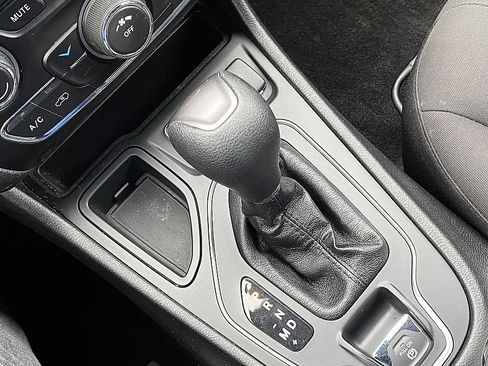 Used 2019 Jeep Cherokee Latitude w/ Popular Appearance Group FWD image 17