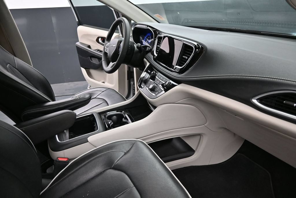 Used 2022 Chrysler Pacifica Limited AWD/4WD image 27