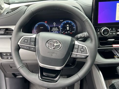 New 2026 Toyota Highlander Platinum image 21