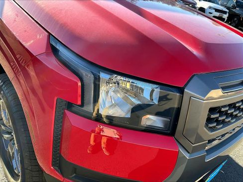 Used 2025 Nissan Frontier SV image 32