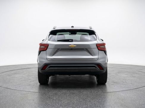 Used 2025 Chevrolet Trax LT FWD image 7