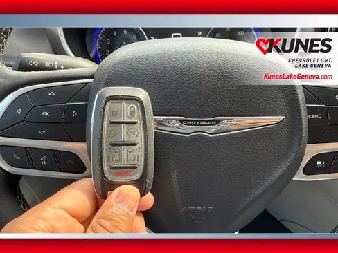 Used 2024 Chrysler Pacifica Touring-L FWD image 37