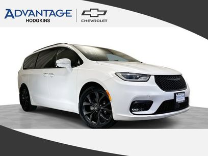Used 2022 Chrysler Pacifica Limited w/ Uconnect Theater Family Group