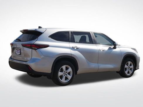 Used 2024 Toyota Highlander LE AWD/4WD image 3