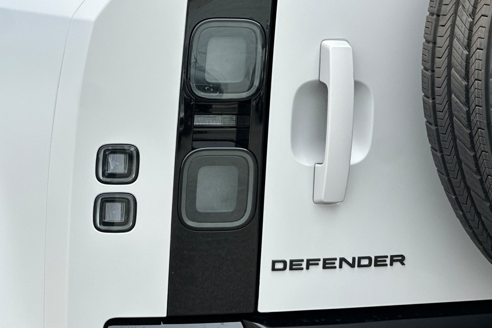 New 2026 Land Rover Defender 110 X-Dynamic SE AWD/4WD image 27