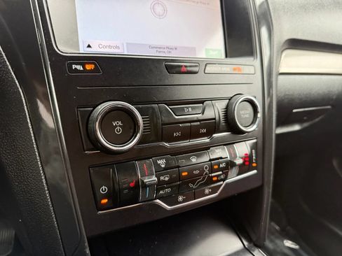 Used 2019 Ford Explorer XLT w/ Equipment Group 202A AWD/4WD image 35