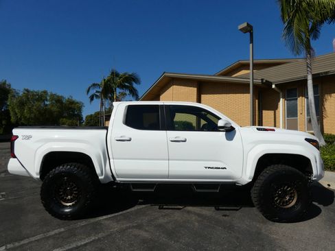 Used 2025 Toyota Tacoma TRD Sport image 6