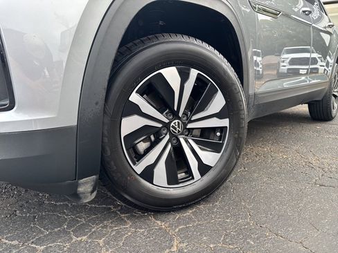 Used 2024 Volkswagen Atlas Cross Sport SE image 2