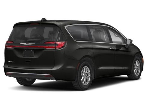 Used 2023 Chrysler Pacifica Touring-L FWD image 2