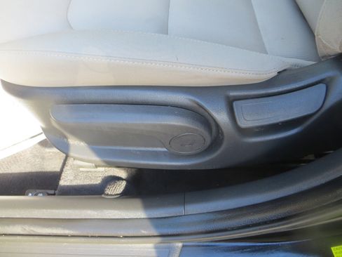 Used 2018 Hyundai Elantra SE image 17