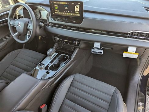 New 2025 Mitsubishi Outlander SE image 8